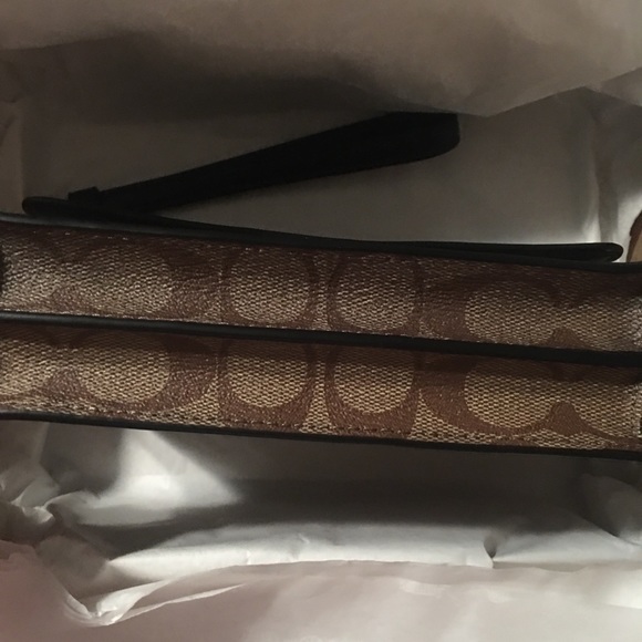 SALE!! Coach Wristlet comes in original box - Picture 4 of 16